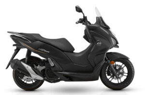 Read more about the article QJMOTOR MTX 125 – TO SCOOTER ΤΗΣ ΧΡΟΝΙΑΣ!? Τα έχει όλα και προκαλεί για σύγκριση τον ανταγωνισμό